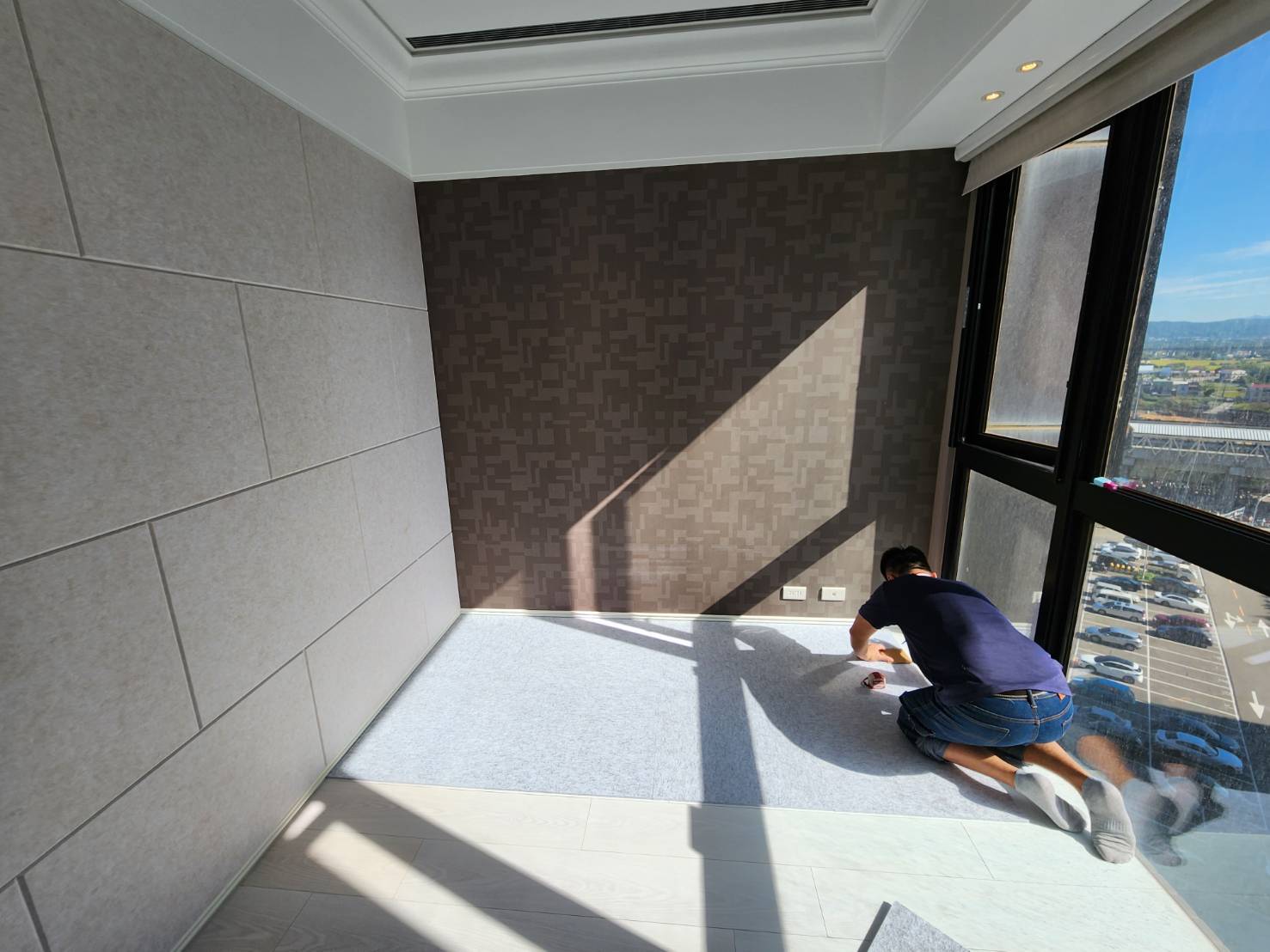 住宅窗戶旁室內吸音與聲學施工現場